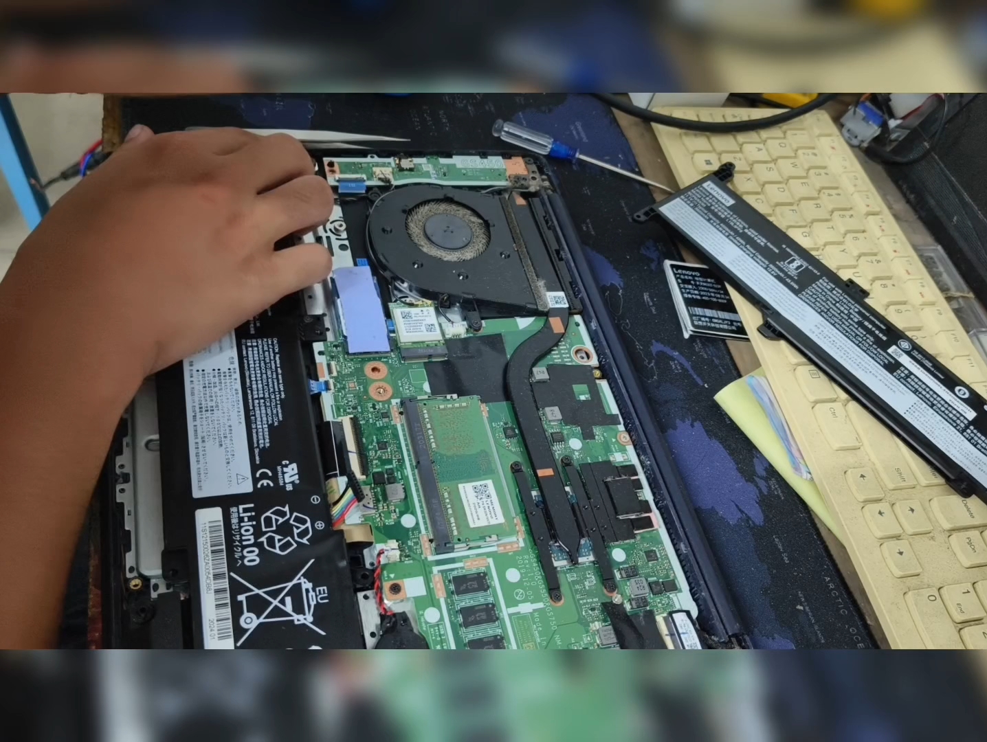 联想品牌笔记本电脑更换内置电池的专业指南